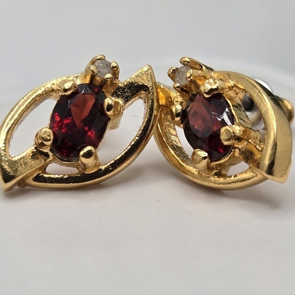 Vintage Jewelry - Filled Gold Red Garnet Stud Earrings Classic Gemstone Jewelry